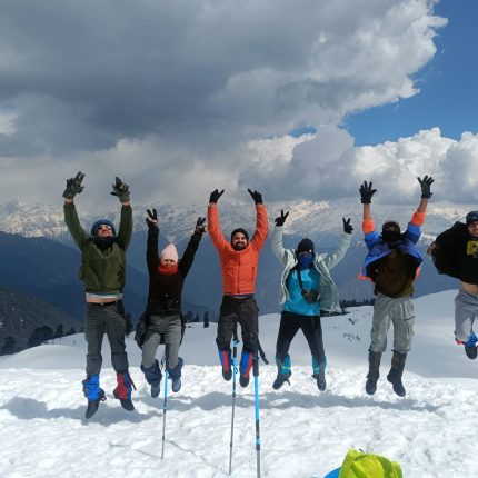 Dayara Bugyal Trek in winters – A mesmerizing snow-covered meadow offering stunning Himalayan views and an unforgettable trekking experience.