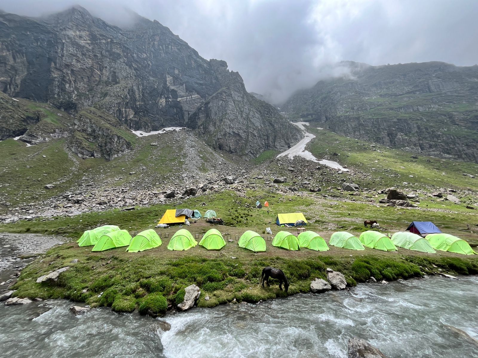 how to reach hampta pass trek