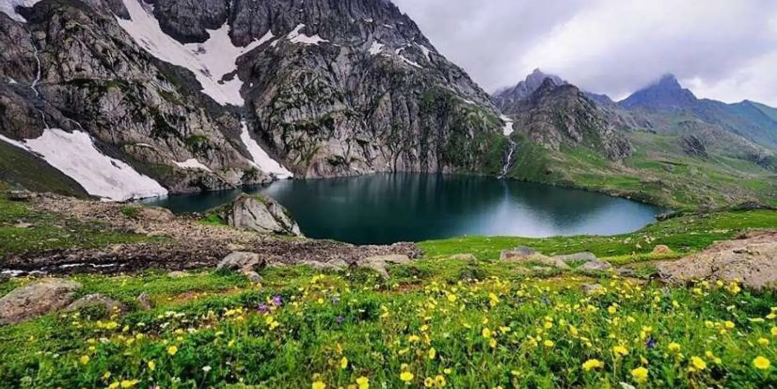 This mesmerizing trek begins in Naranag, leading trekkers through the dense pine forests of Butsheri before opening up to the vast, rolling meadows of Bodpathri.